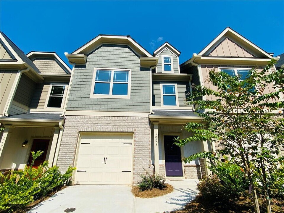 1099 N Village Dr in Decatur, GA - Building Photo