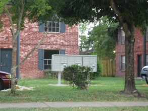 Colonial Village in Houston, TX - Building Photo - Building Photo