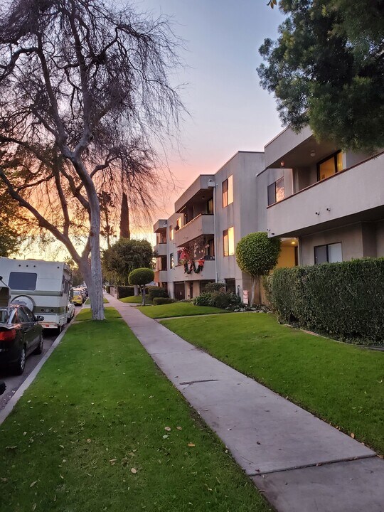 10815 Hesby St in North Hollywood, CA - Foto de edificio