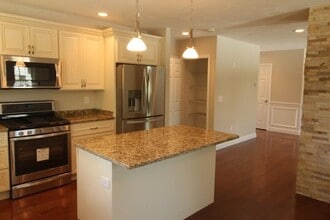 60 Elm St in Shrewsbury, MA - Building Photo - Building Photo