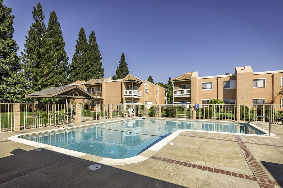 Granada Apartments in Yuba City, CA - Building Photo