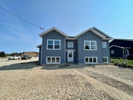 55 N Pond Rd in Torbay, NL - Building Photo