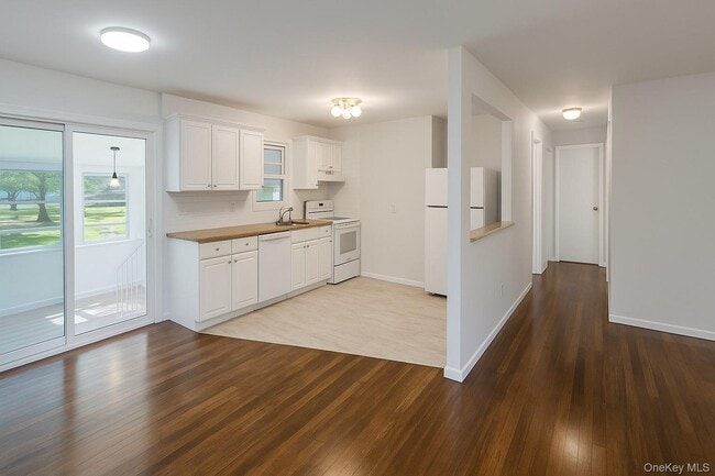 25 Rolling Hill Rd in Hampton Bays, NY - Building Photo - Building Photo