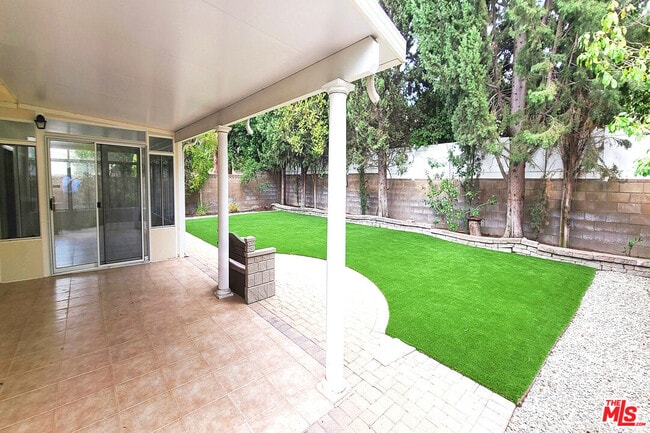 10000 Hanna Ave in Los Angeles, CA - Building Photo - Building Photo