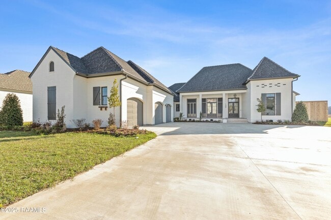 109 Trailing Oaks Dr in Youngsville, LA - Building Photo - Building Photo