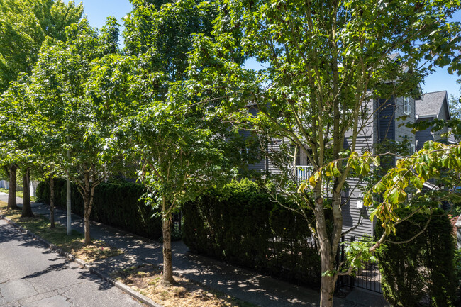 Village Townhomes in Seattle, WA - Building Photo - Building Photo