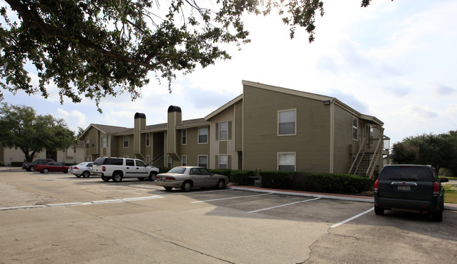 Royal Oaks of Pearland Apartments in Pearland, TX - Building Photo - Building Photo