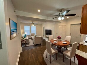 1635 W 57th St, Unit 1 in Chicago, IL - Building Photo - Building Photo