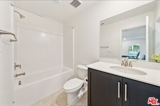 605 Daniel Freeman Cir in Inglewood, CA - Building Photo - Building Photo