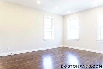 2017 Commonwealth Ave, Unit 4 in Boston, MA - Foto de edificio - Building Photo