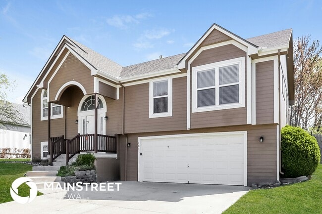 205 N Walker Dr in Raymore, MO - Foto de edificio - Building Photo