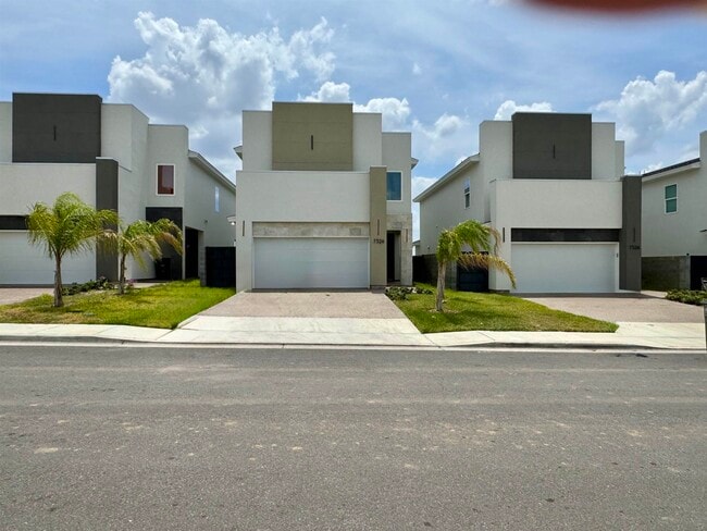 7524 Cresta Bella St in Laredo, TX - Building Photo - Building Photo