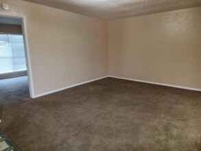 102 Edwards Apt 19 St in Del Rio, TX - Building Photo - Building Photo