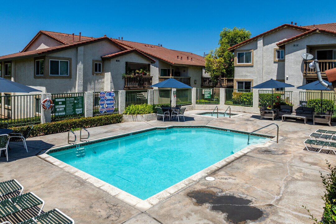 Sand Castle Apartments in La Habra, CA - Foto de edificio