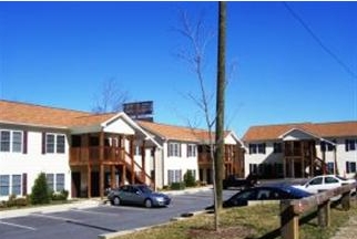 Delova's Garden Apartments in Swannanoa, NC - Foto de edificio