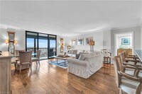 11030 Gulf Shore Dr, Unit 1101 in Naples, FL - Foto de edificio - Building Photo