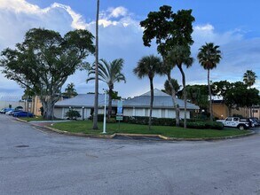 4453 Treehouse Ln in Tamarac, FL - Building Photo - Building Photo