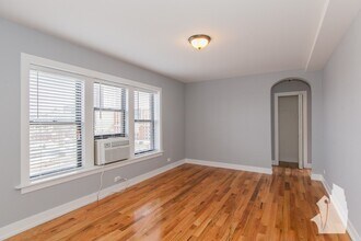 550 W Arlington Pl, Unit 105 in Chicago, IL - Building Photo - Building Photo