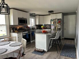 10 Dwight Ave in Portsmouth, NH - Building Photo