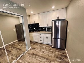 140 College Dr in Reno, NV - Building Photo - Building Photo