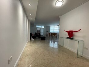 999 Brickell Bay Dr in Miami, FL - Foto de edificio - Building Photo