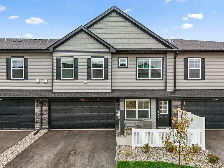 5297 Long Pointe Pass in Woodbury, MN - Foto de edificio