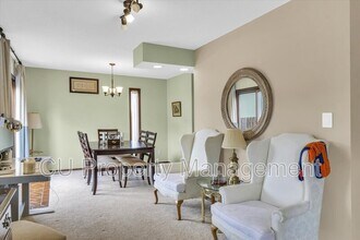 1 Lyndhurst Village Ct in Savoy, IL - Foto de edificio - Building Photo