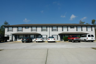 662-668 Deltona Blvd Apartamentos