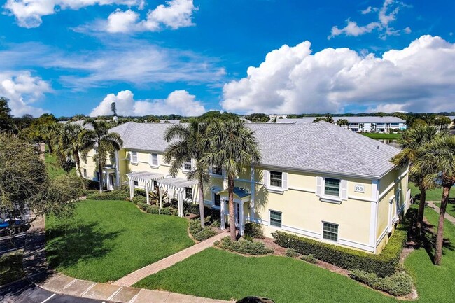 121 Sea Horse Dr SE in St. Petersburg, FL - Foto de edificio - Building Photo