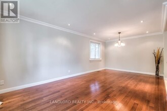 2 Moraine Hill Dr in Toronto, ON - Building Photo - Building Photo