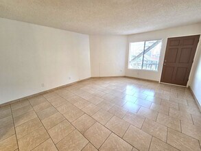 1917-1919 W Whitendale Ave in Visalia, CA - Building Photo - Building Photo