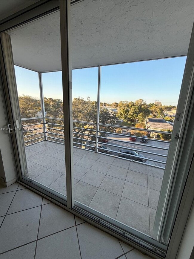 1830 Dixieana St in Hollywood, FL - Foto de edificio - Building Photo