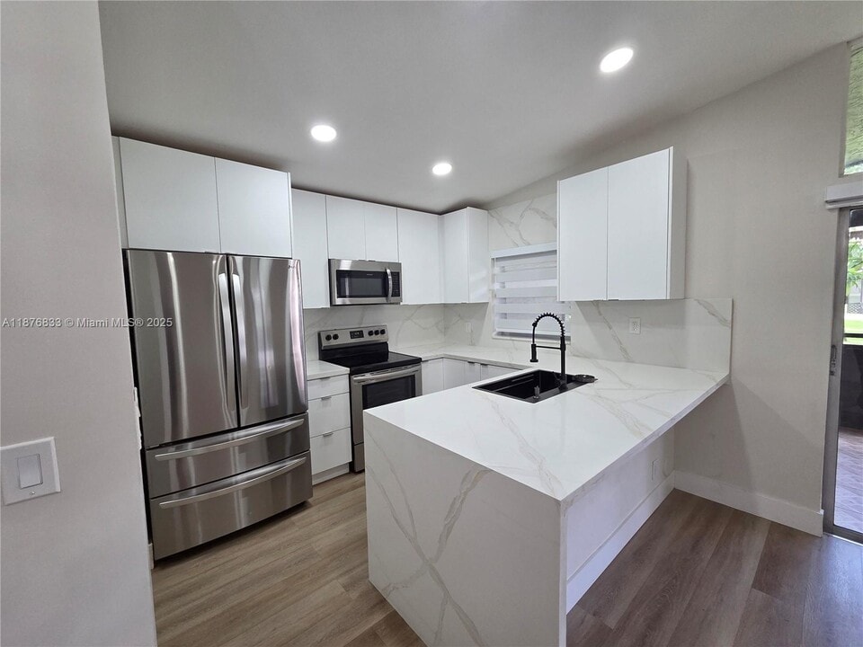 15798 Woodgate Ct in Sunrise, FL - Building Photo