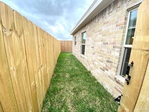 5601 Nightingale Ave, Unit 7 in McAllen, TX - Foto de edificio - Building Photo