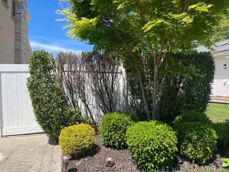 56 Madsen Ave, Unit Side apartment in Staten Island, NY - Building Photo