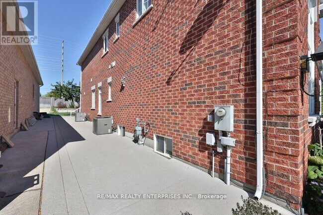37 Castlegate Blvd in Brampton, ON - Building Photo - Building Photo