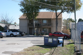 4605 N Lois Ave in Tampa, FL - Foto de edificio - Building Photo