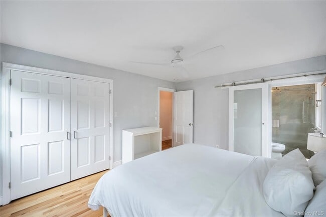 8 Lovell Rd in Hampton Bays, NY - Foto de edificio - Building Photo