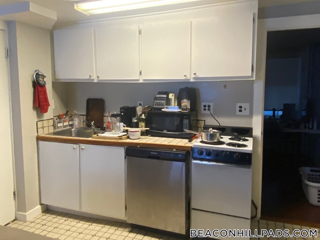 72 Revere St, Unit A in Boston, MA - Building Photo - Building Photo