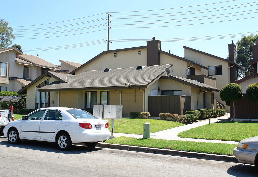 23212 Saguaro St in Lake Forest, CA - Building Photo