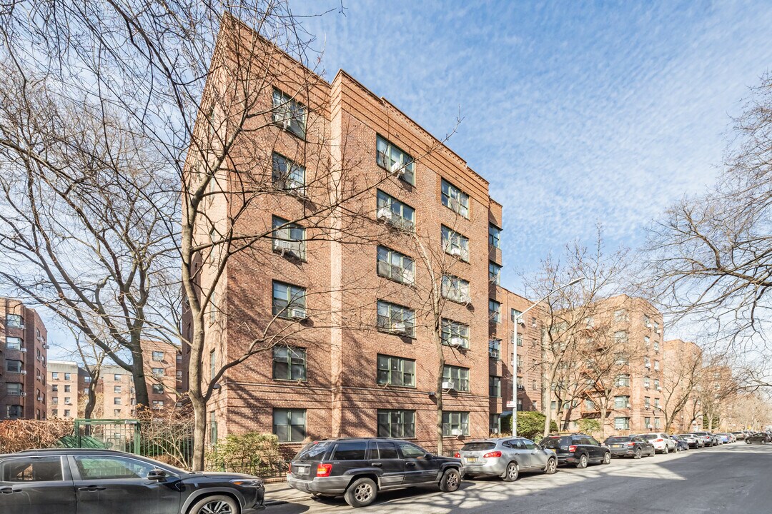 Dunolly Gardens in Flushing, NY - Building Photo