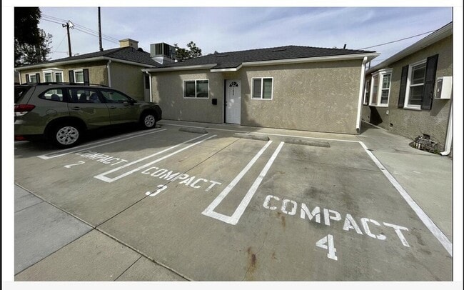 1004 W Clark Ave in Burbank, CA - Foto de edificio - Building Photo