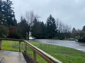 11208 NE 68th St in Kirkland, WA - Building Photo - Building Photo