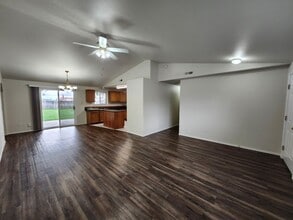 2926 Iris St in West Richland, WA - Building Photo - Building Photo