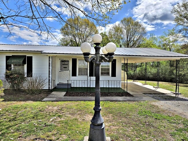 8665 Co Rd 150 in Courtland, AL - Foto de edificio - Building Photo