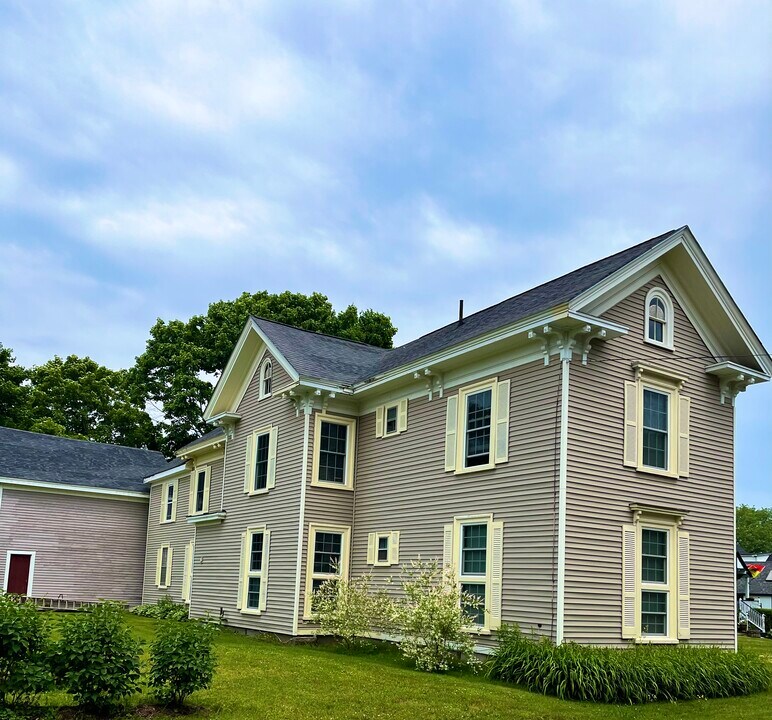 61 Talbot Ave, Unit 2nd floor in Rockland, ME - Building Photo