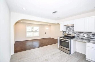 3325 McCrarey Dr in Houston, TX - Building Photo - Building Photo