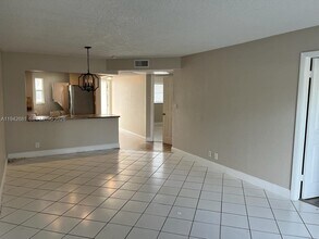 8051 N Colony Cir in Tamarac, FL - Building Photo - Building Photo