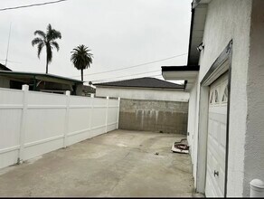 847 E 106th St in Los Angeles, CA - Building Photo - Building Photo