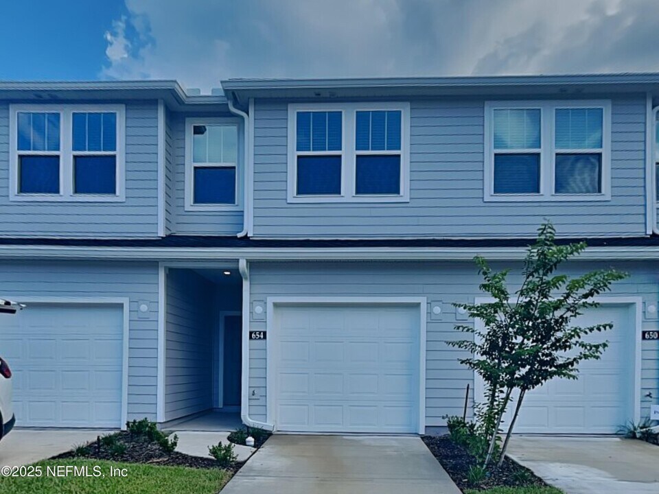 654 Holly Lks Dr in Orange Park, FL - Building Photo